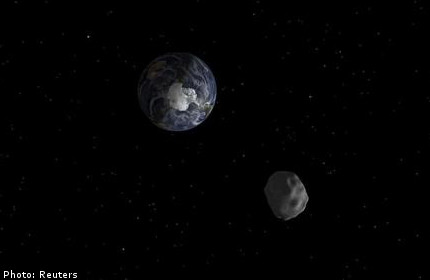 Asteroid whizzes safely past Earth