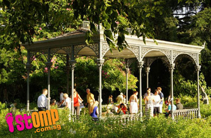 Family shooed away from Botanic Gardens pavilion
