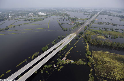 Some success in Thai flood relief, but Bangkok tense