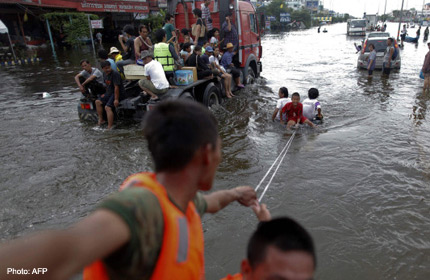 Bangkok bolsters river defences in flood battle