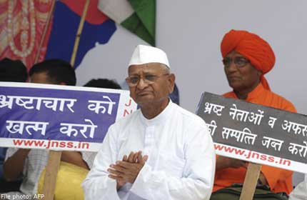 India's Hazare ends fast, unveils political campaign
