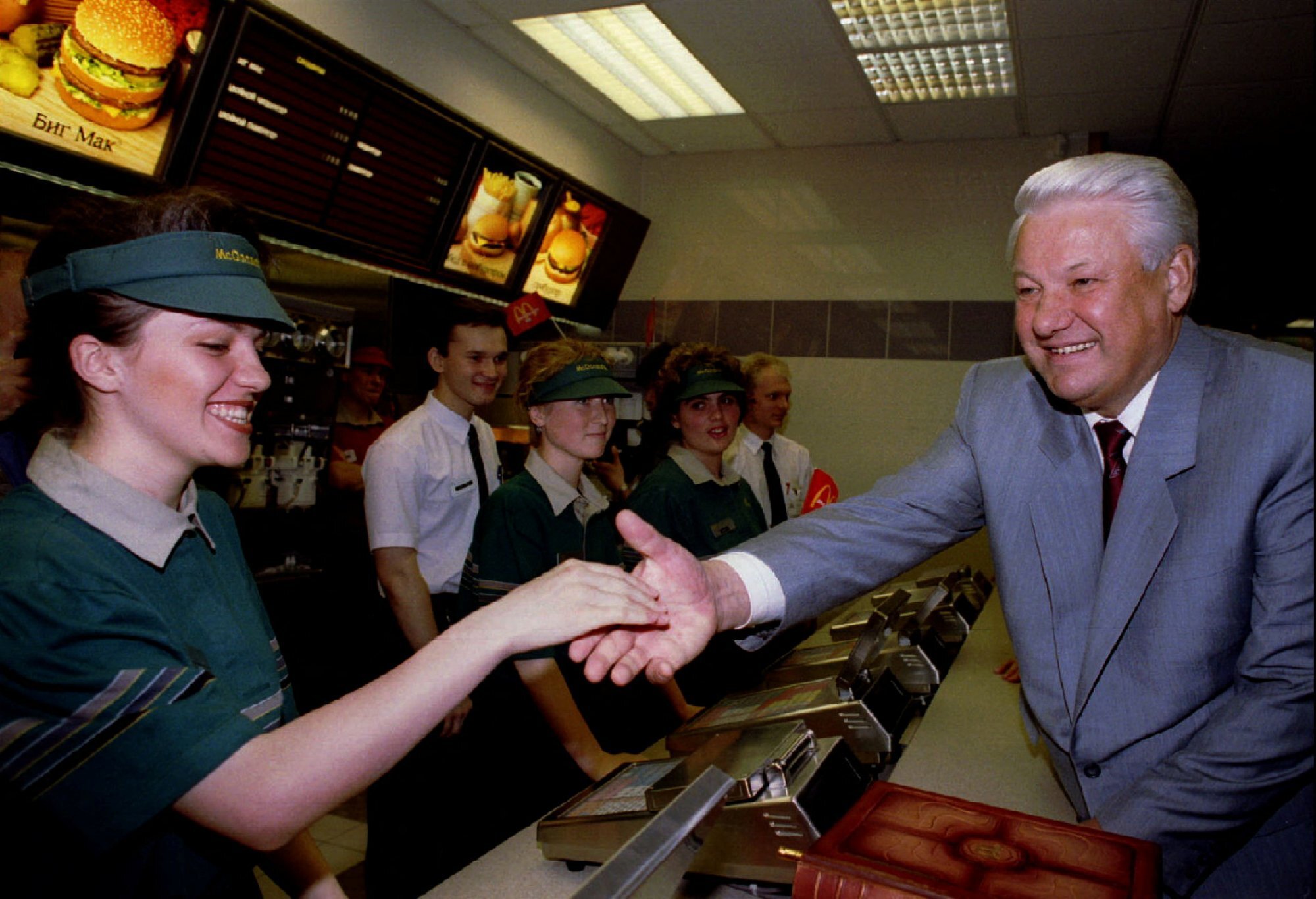 Russia’s then President Boris Yeltsin shakes hands with a cashier while visiting the country’s second McDonald’s restaurant, which opened in Moscow in June, 1990. PHOTO: Reuters