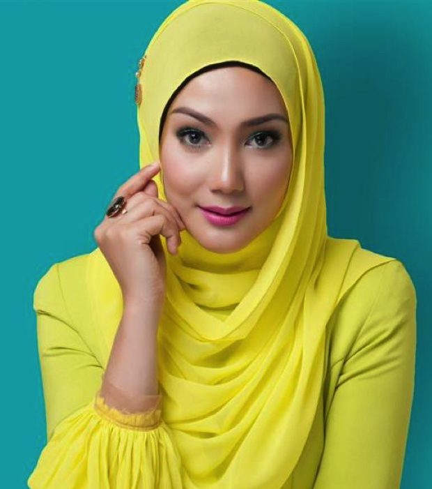 Michelle Yeoh & 10 former beauty queens who are now Michelle Yeoh & 10 former beauty queens who are now