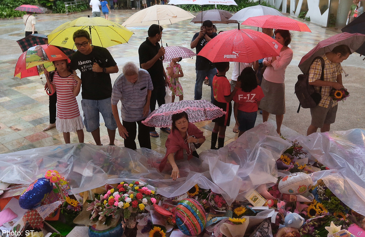 Singaporeans mourn death of founding father Lee Kuan Yew.