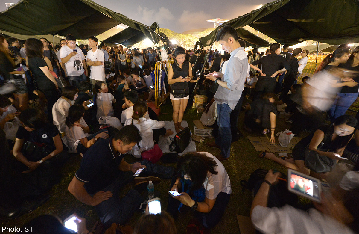 Crowds swell to bid farewell to Singapores founder Lee ahead of.