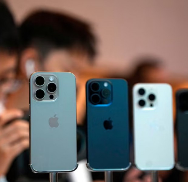 Apple in talks to let Google&#039;s Gemini power iPhone AI features, Bloomberg News says