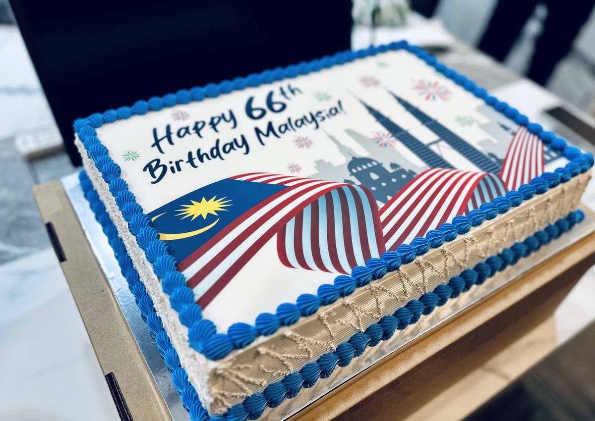 ‘Seguimos con nuestra tradición anual’: la ICA felicita a Malasia por el 66.º Día de la Independencia con dos pasteles, Singapore News