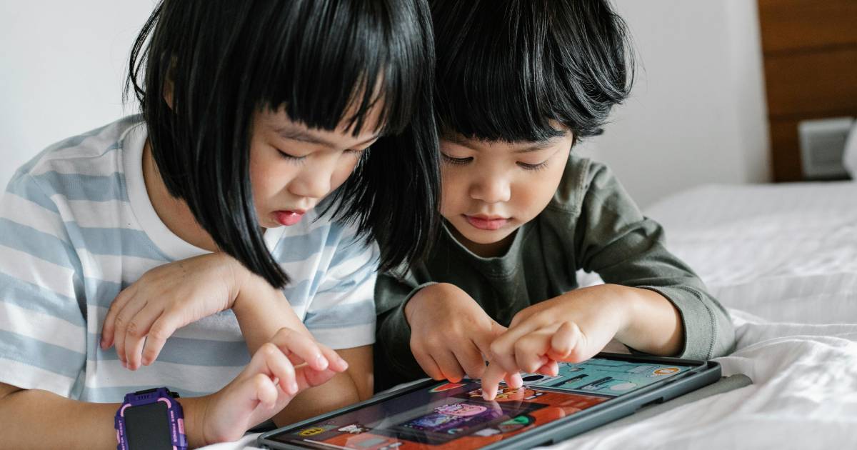 asian-kids-playing-with-tablet-5692262