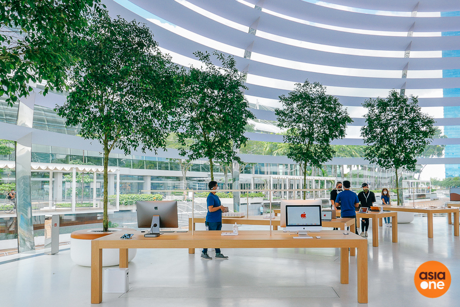 Aug. 28, 2020, Singapore, Republic of Singapore, Asia - View of the new  Apple flagship store on the waterfront in Marina Bay Sands with the  business district skyline in the background. The