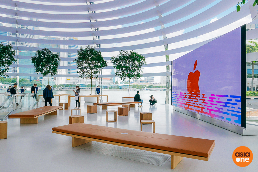 Apple's new Singapore floating store is a sure-fire Instagram hotspot – a  giant apple in the water next to Marina Bay Sands