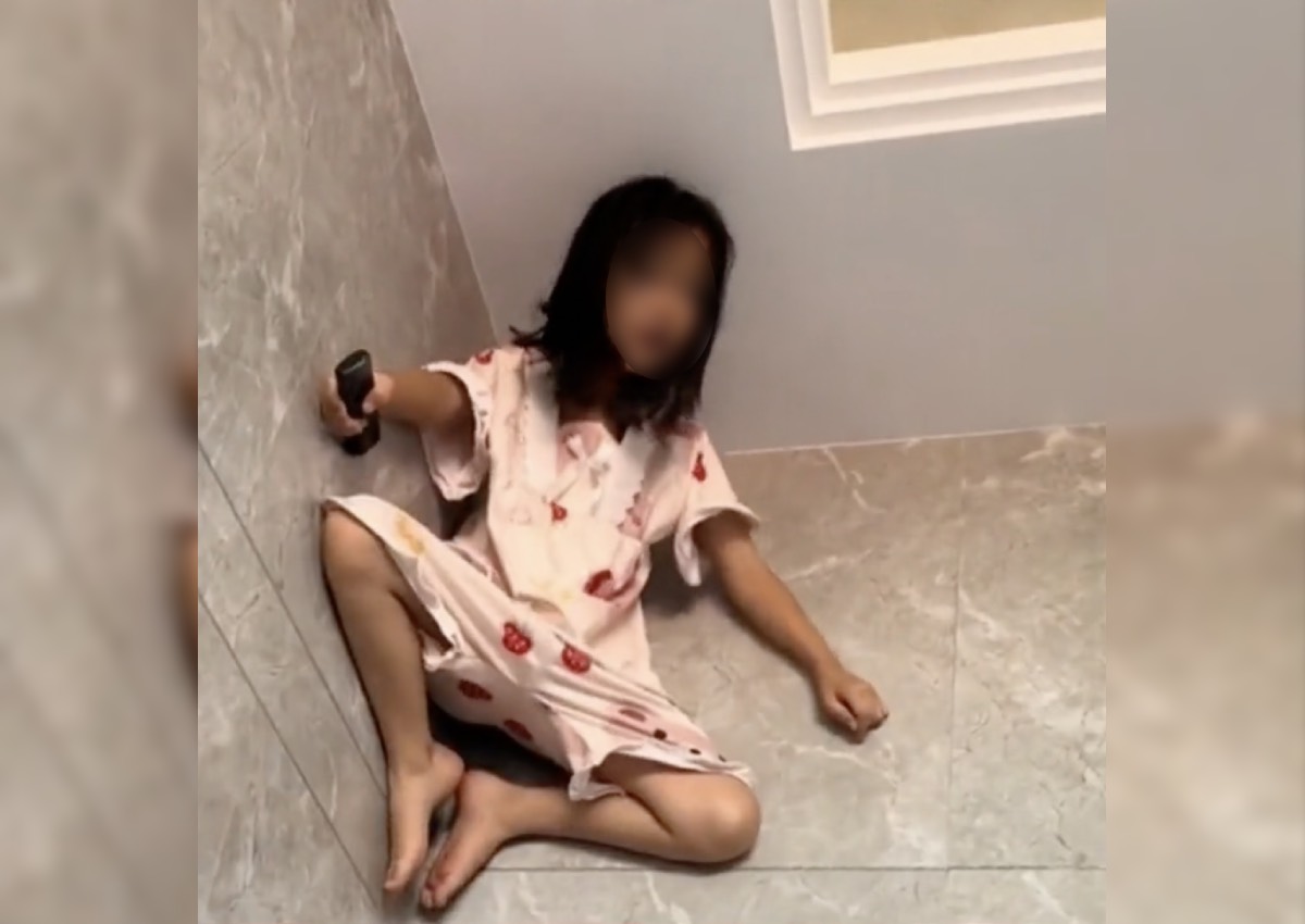‘Spider-Girl de la vida real’: una niña de 8 años mira televisión desde el techo en China, sorprendiendo a su madre