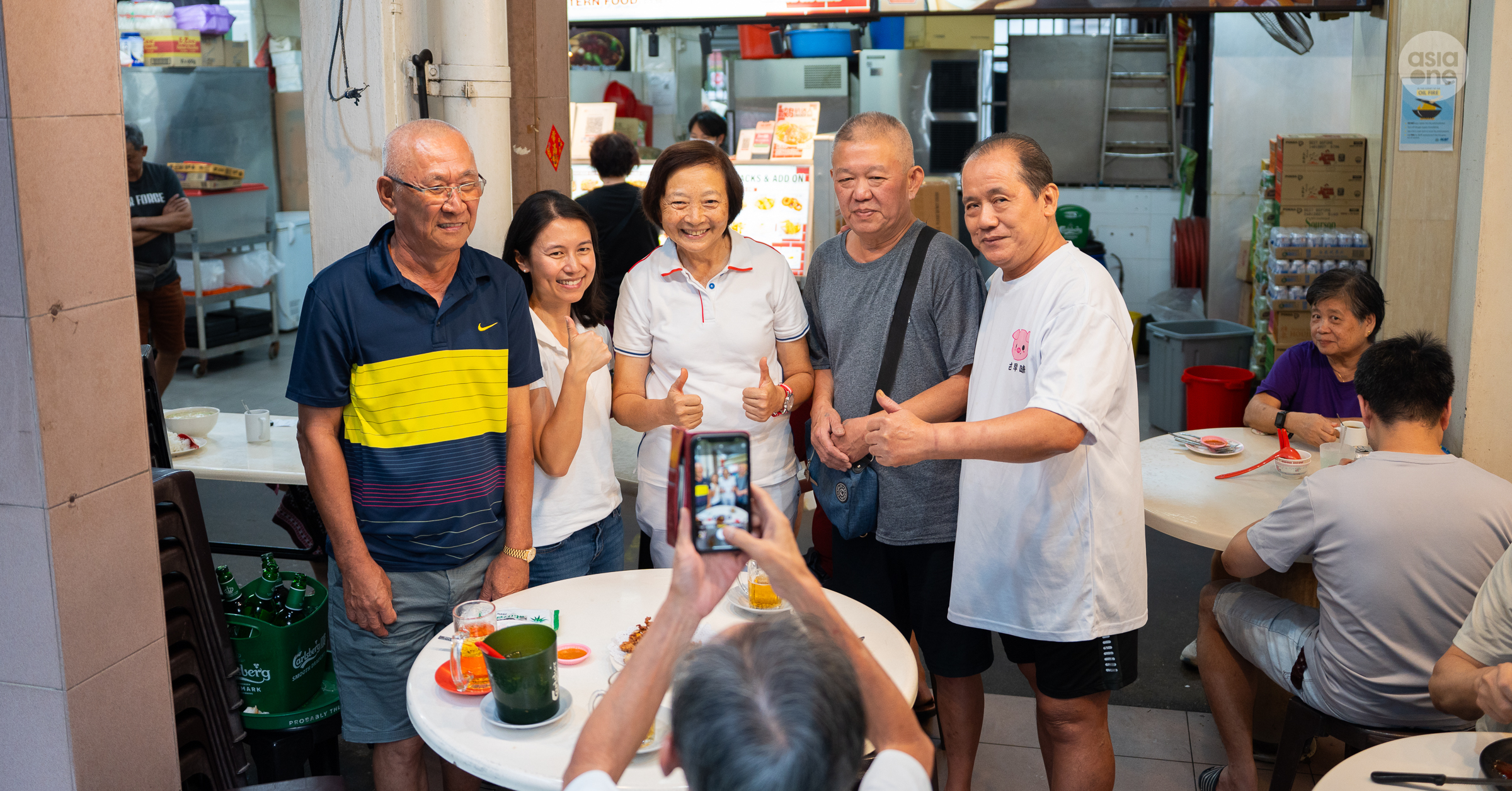 Retired Nee Soon GRC MP Dr Lee Bee Wah introducing former MDDI director Goh Han Yan to patrons at a coffeeshop in Yishun Ring Road. 