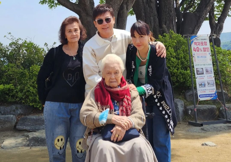 ‘Sus piernas son débiles, no puede caminar largas distancias’: Wang Yuqing lleva a su madre en silla de ruedas a un viaje a Corea del Sur Noticias del espectáculo