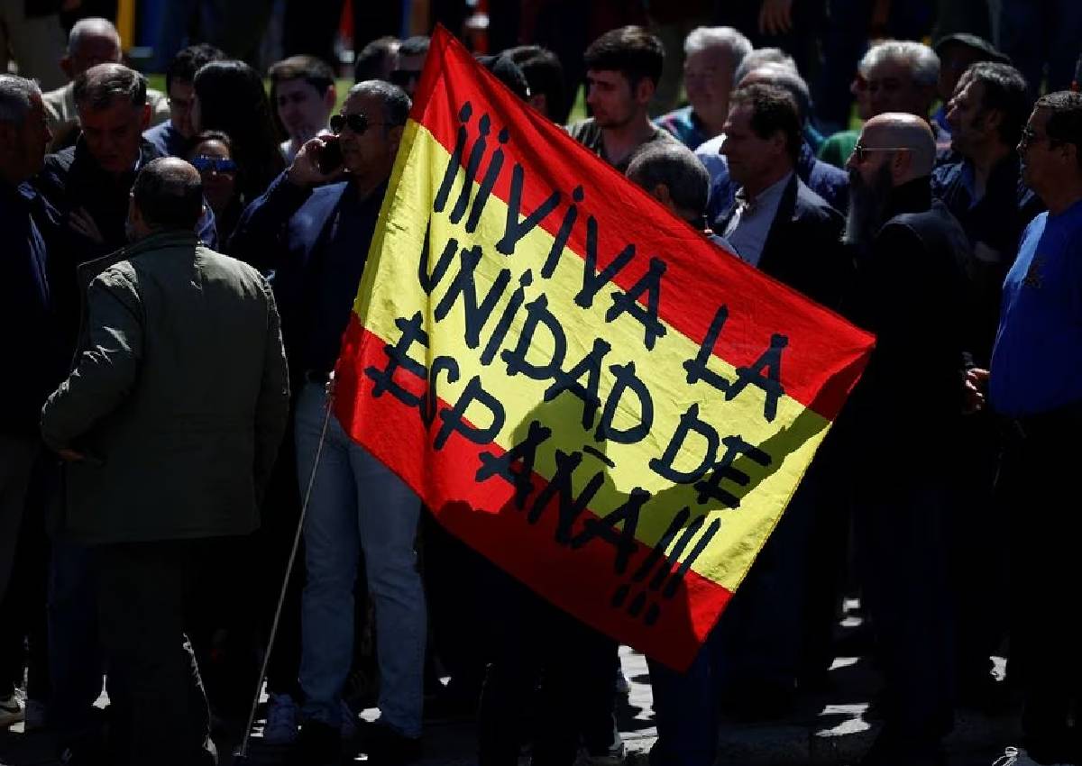 Tres personas detenidas mientras España exhuma la tumba del fundador del movimiento fascista, Noticias del Mundo