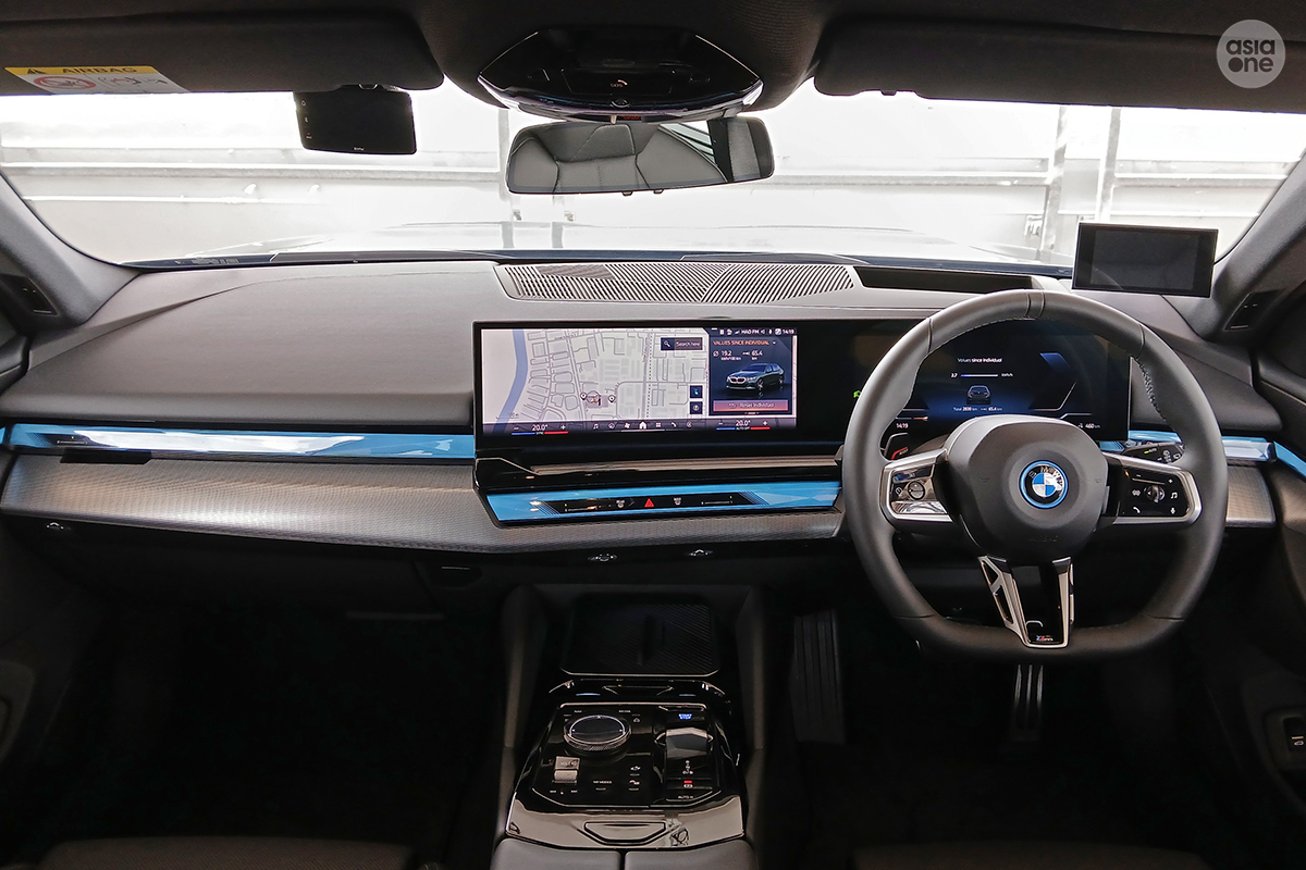 BMW i5 Touring dashboard