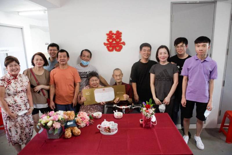 He finally put a ring on it: Singaporean couple get hitched after 40 ...