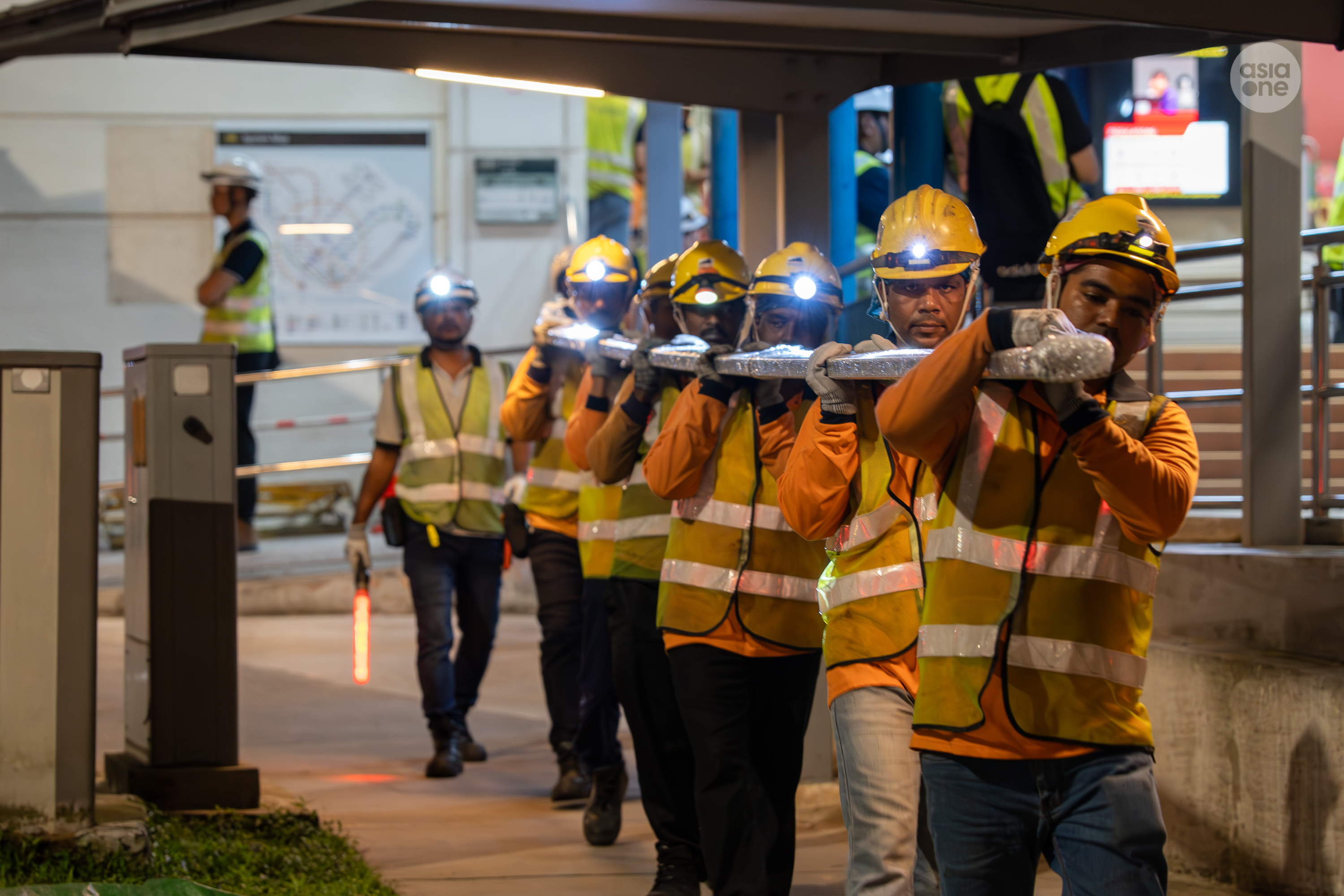 The power rail comprises five aluminium rods fitted together in parallel. The rods are assembled into one structure - in segments of 9m - before they are secured to the track.