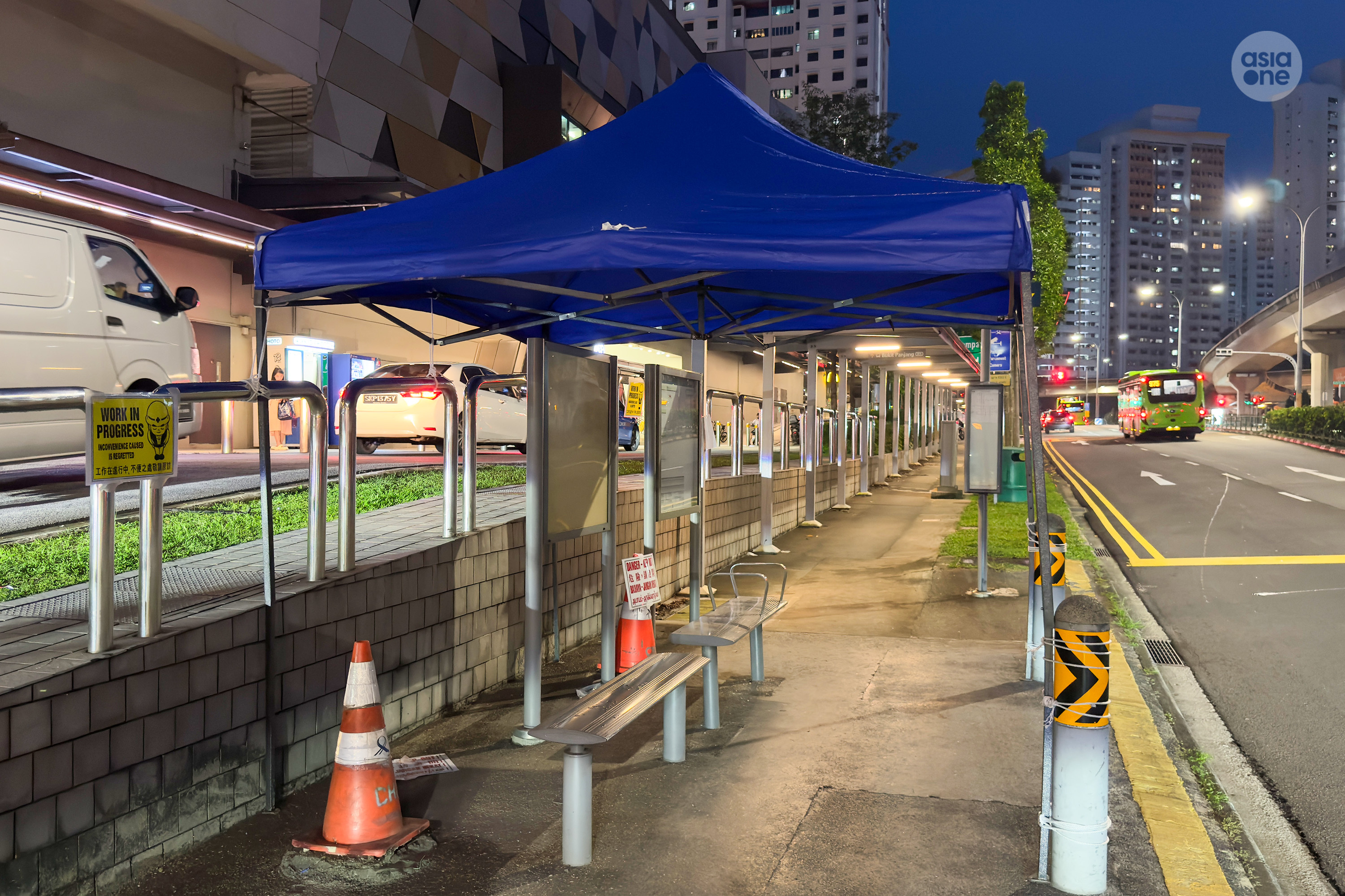 A temporary bus shelter was installed at where the bus stop once stood. 