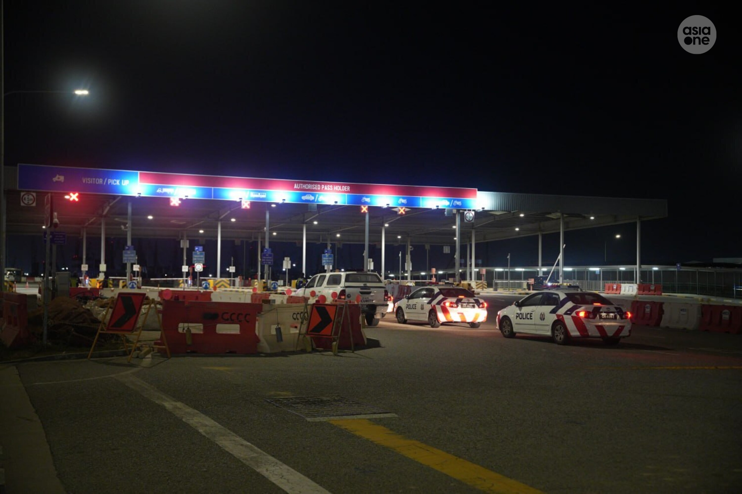 Police fast response cars entering the Changi East worksite on Wednesday (April 1) night.