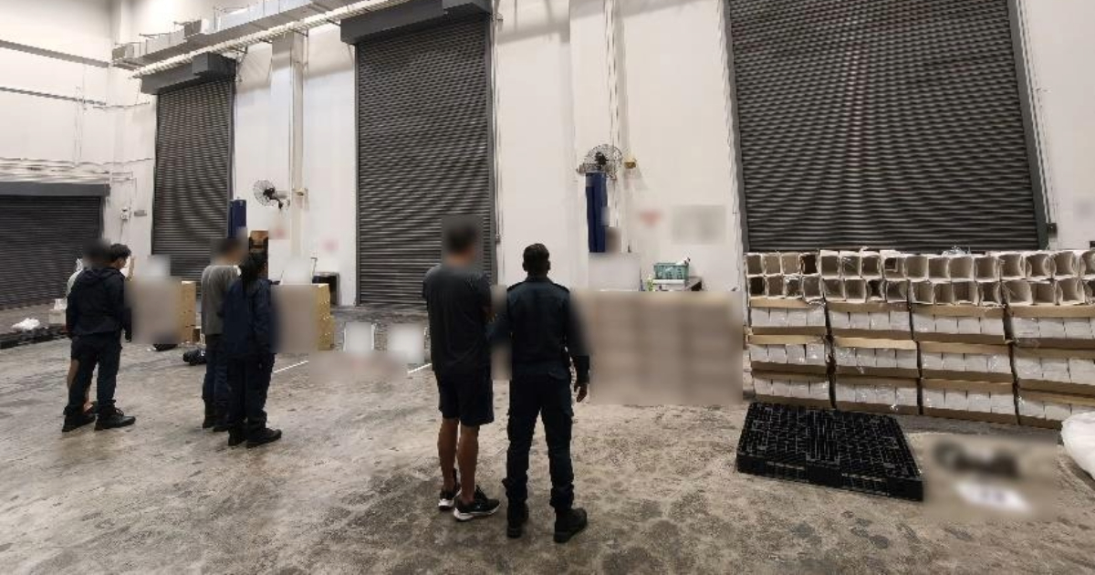 The three arrested men and the duty-unpaid cigarettes seized.