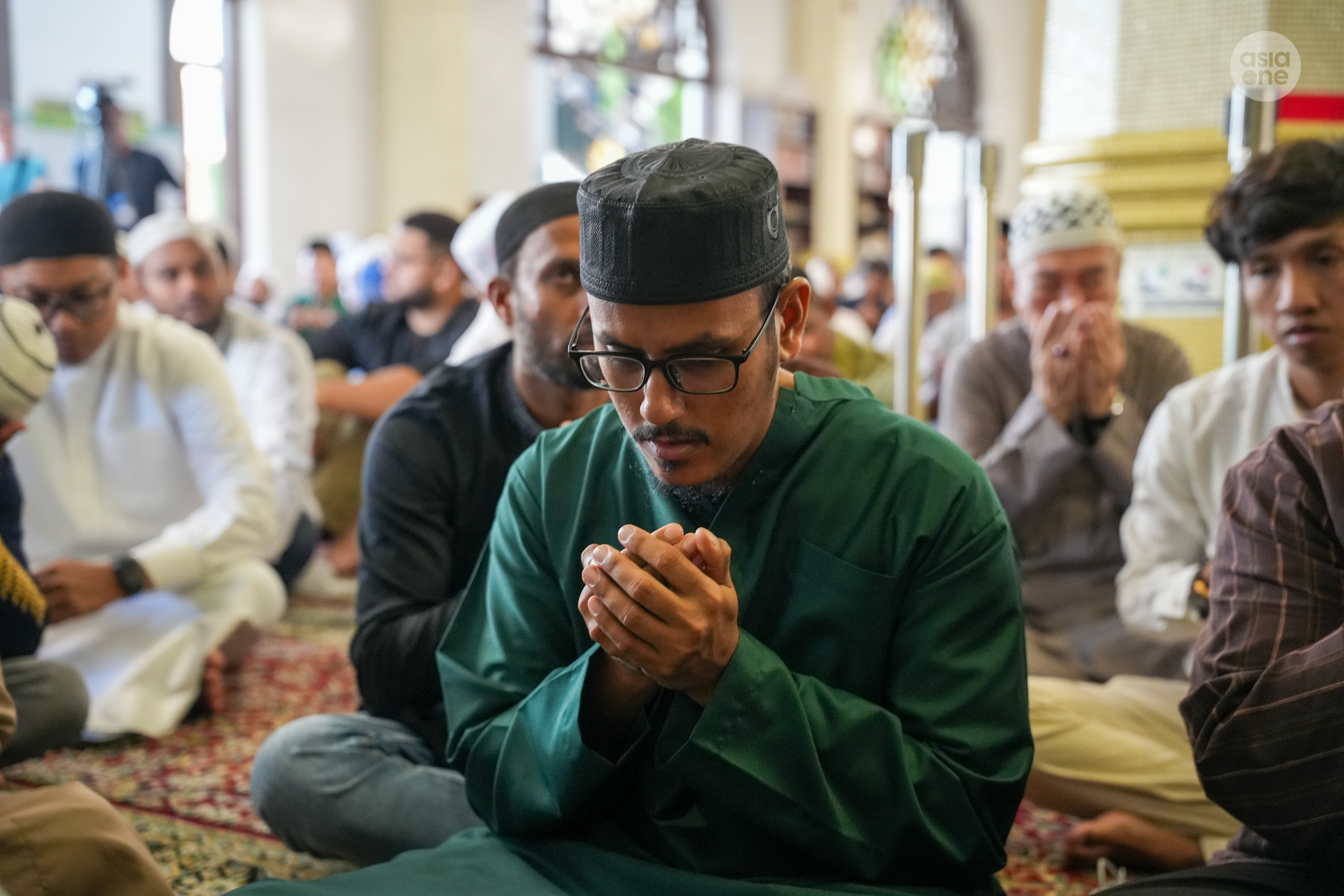 Hari Raya Aidilfitri prayers, led by Mufti Dr Nazirudin Mohd Nasir, was held at Sultan mosque on Saturday (March 21) morning.