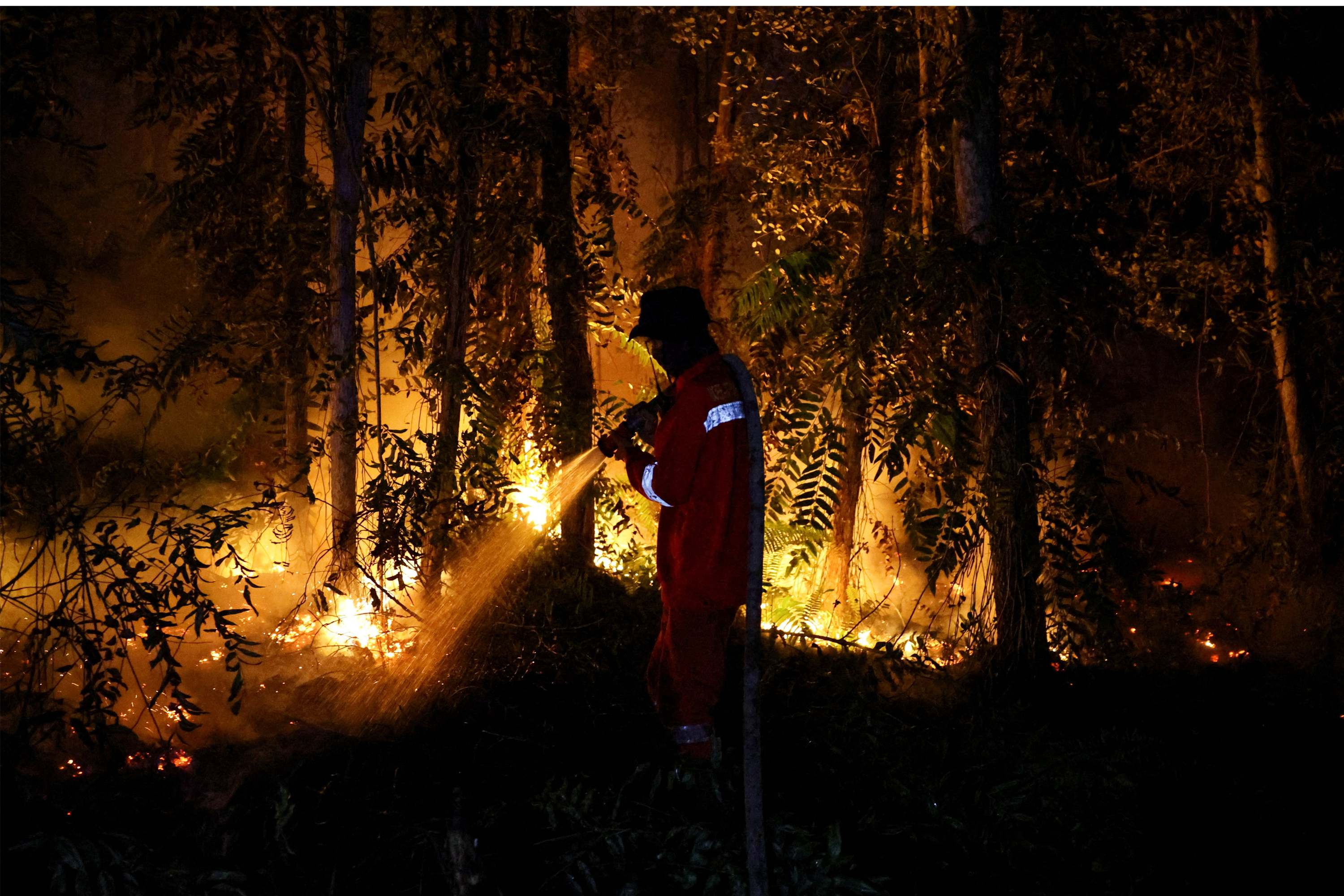 Indonesia's Minister of Environment Jumhur Hidayat on Oct 13 expressed hopes that fires in Kalimantan and Sumatra can be put out in less than a month.