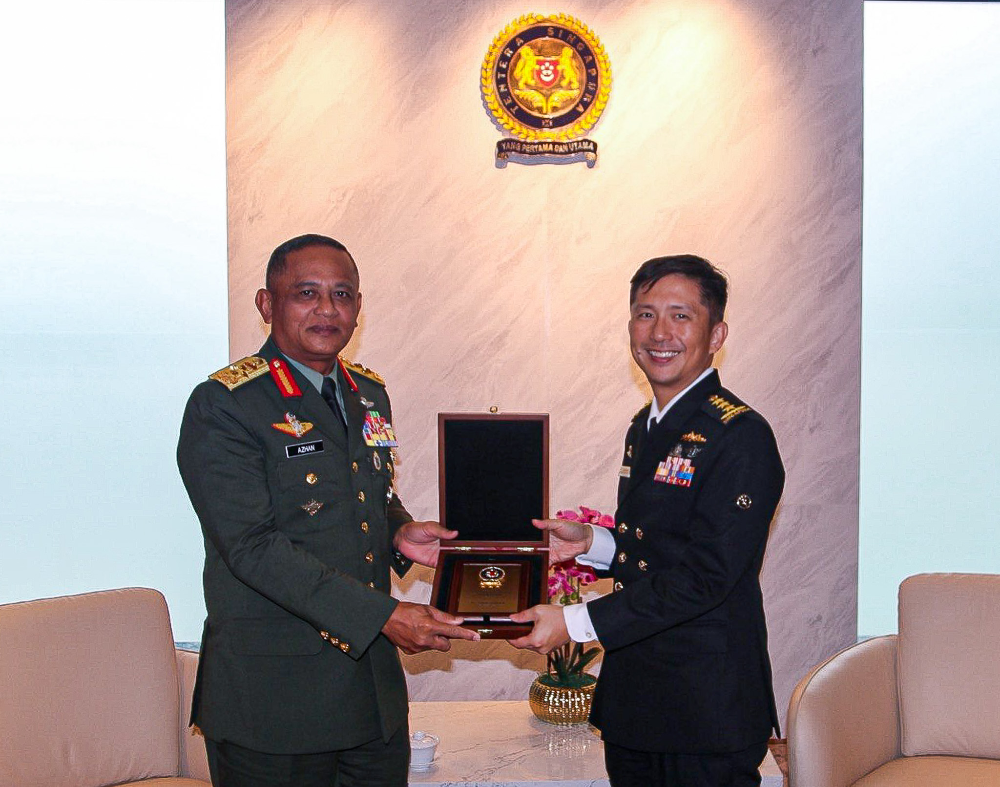 Malaysia's army chief General Azhan paid a courtesy call on Chief of Defence Force Vice Admiral Aaron Beng.
