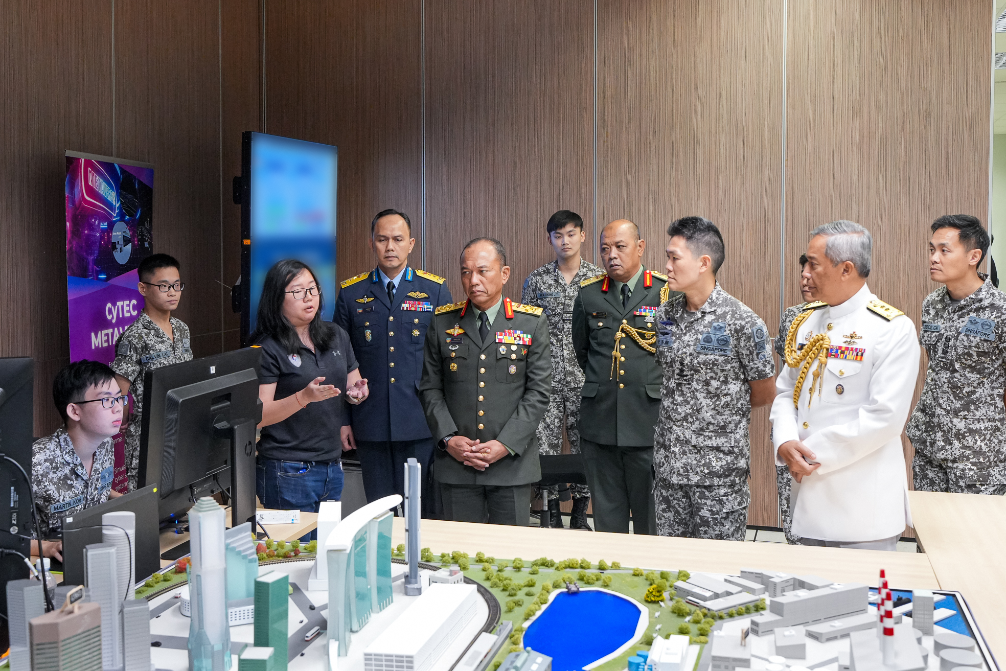 General Malek receiving a brief on the Cyber Defence Test and Experimentation Centre (CyTEC)’s capabilities.
