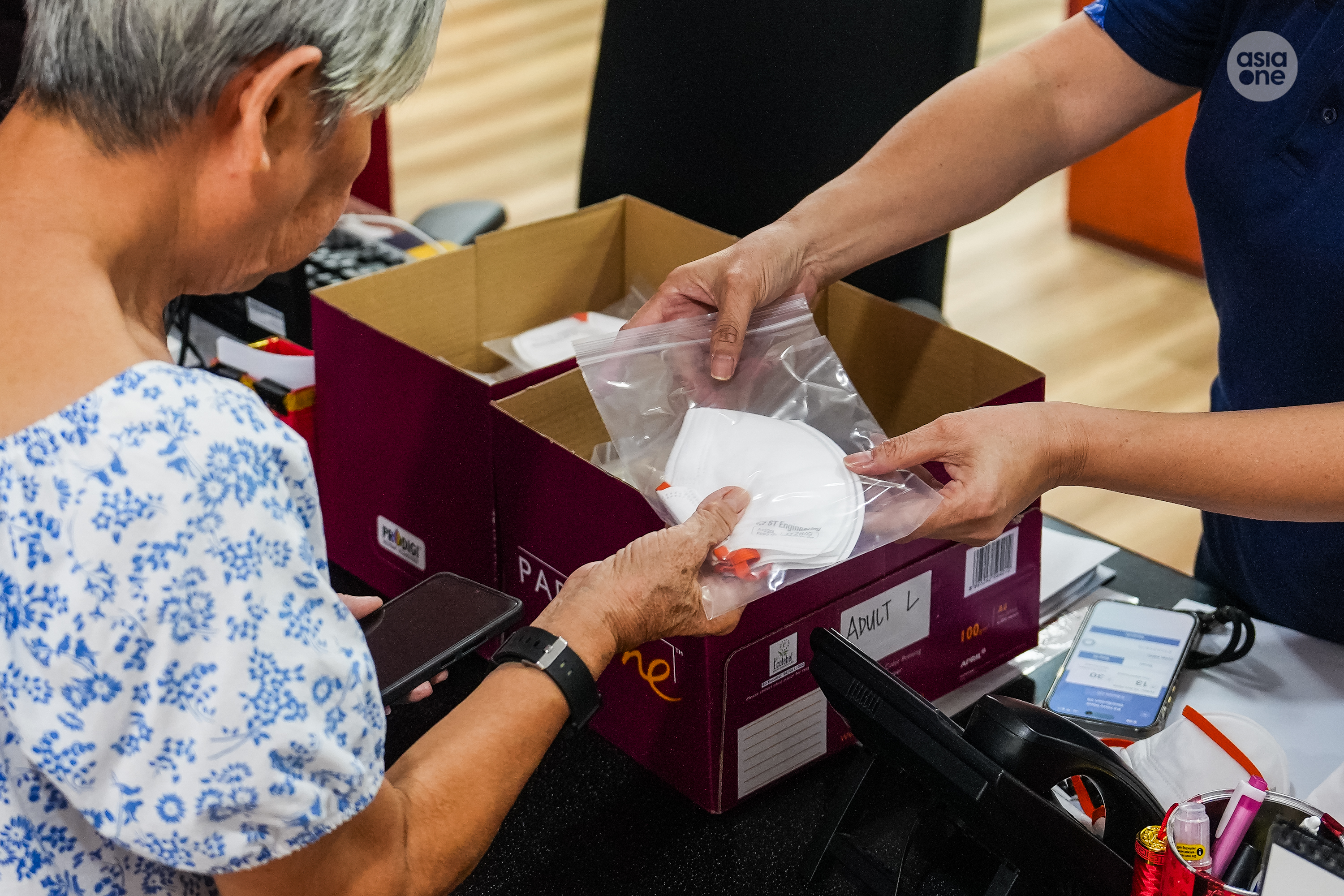 N95 mask distribution begins for vulnerable Singaporeans as PM2.5 ...