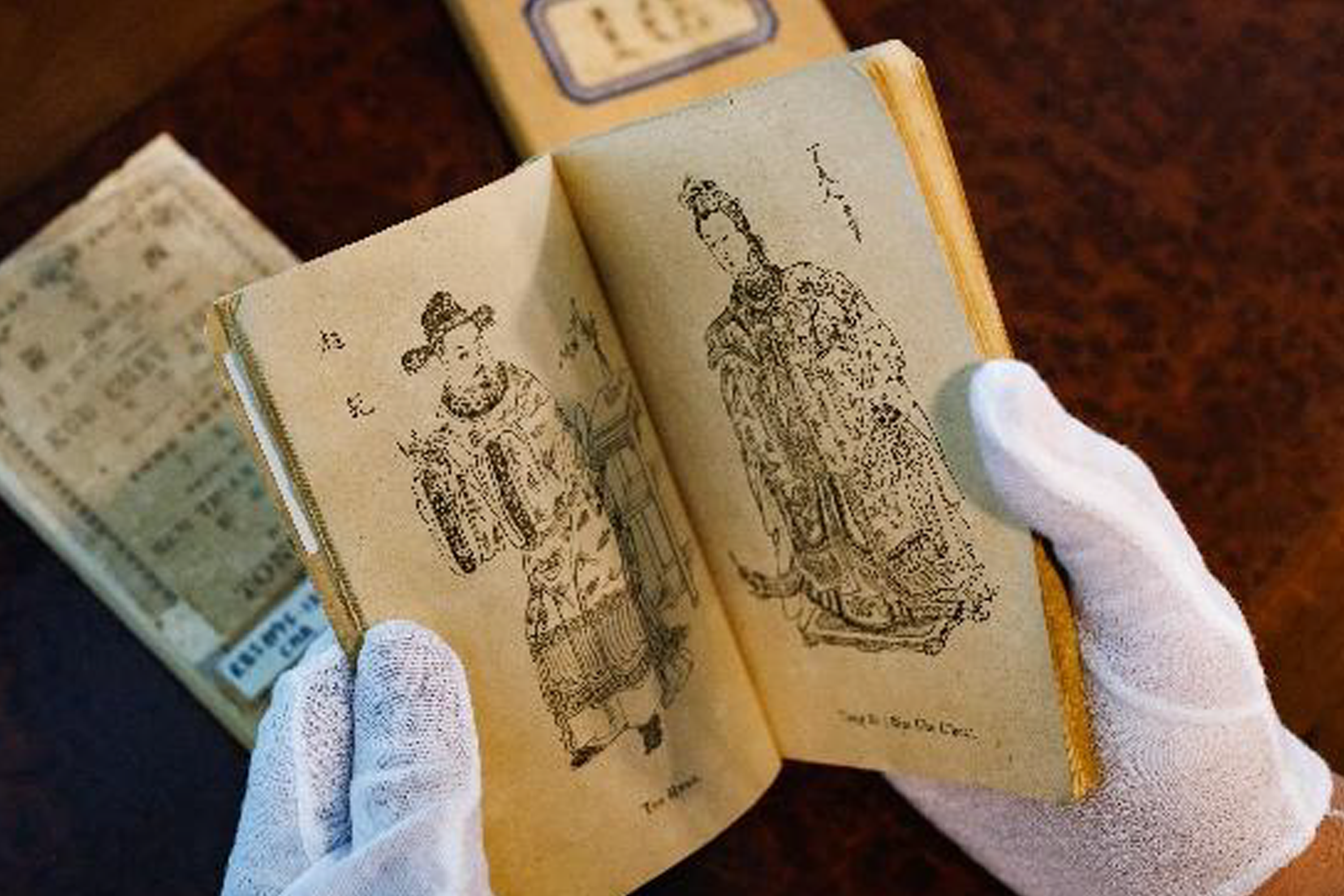 Pages from a rare edition of Water Margin containing commentary from the renowned Ming Dynasty philosopher Li Zhuowu.