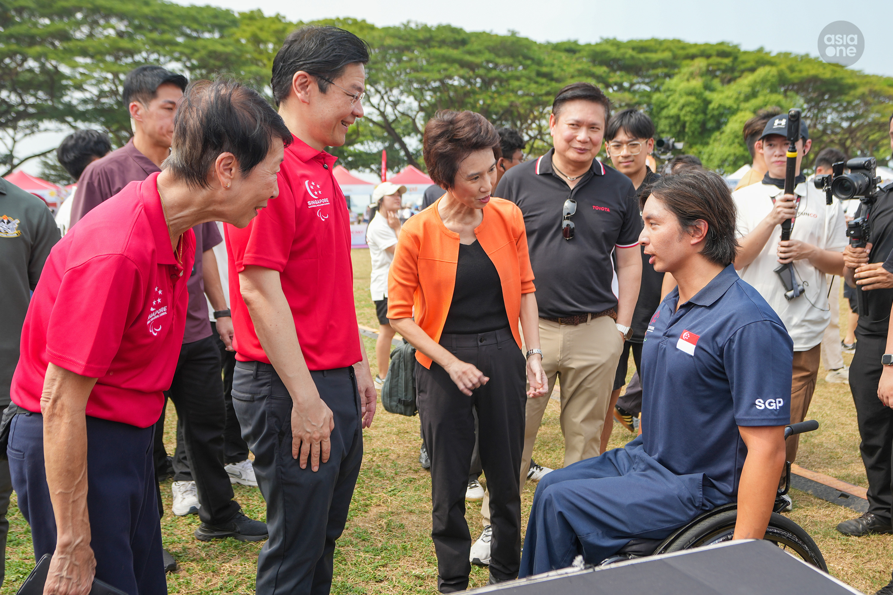 PM Wong and SMS Low Yen Ling interacting with Singapore para-swimmer Toh Wei Soong who competes in the S7 classification. 