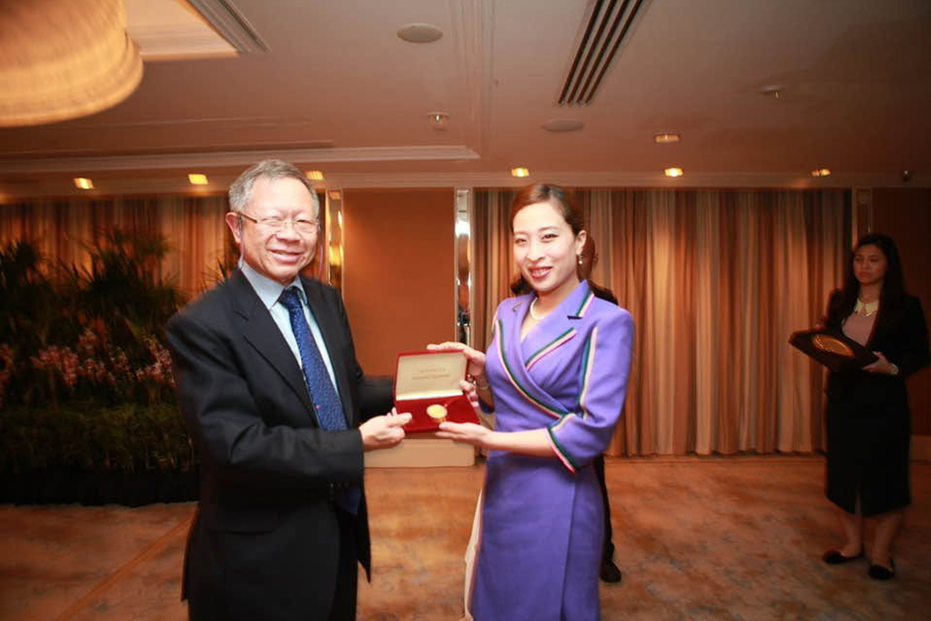 Then director of Lee Kuan Yew Exchange Fellowship, Eddie Teo, presenting Princess Bajrakitiyabha with a memento. The late princess was the 42nd Lee Kuan Yew Exchange Fellow.