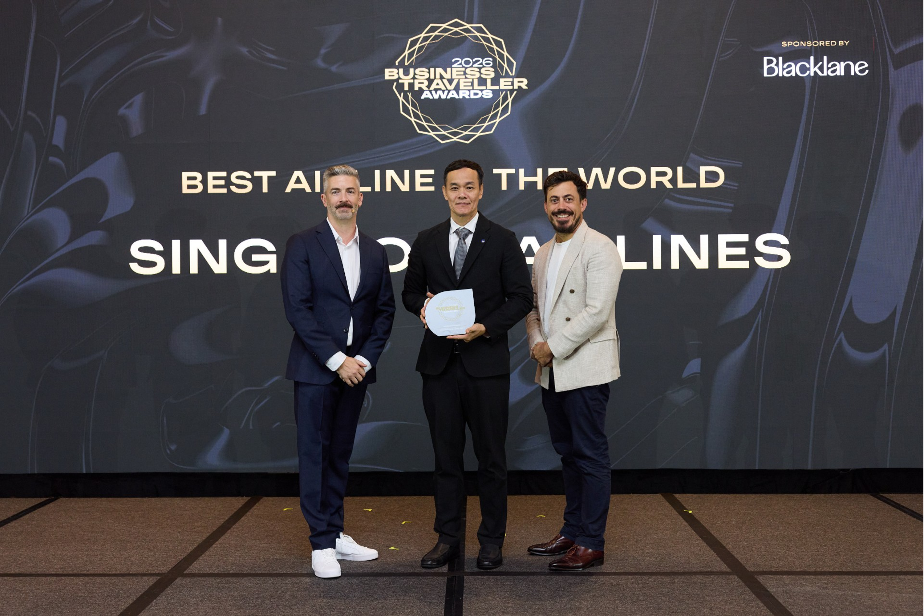 Singapore Airlines Chief Commercial Officer, Lee Lik Hsin (middle), receiving the Best Airline in the World award.