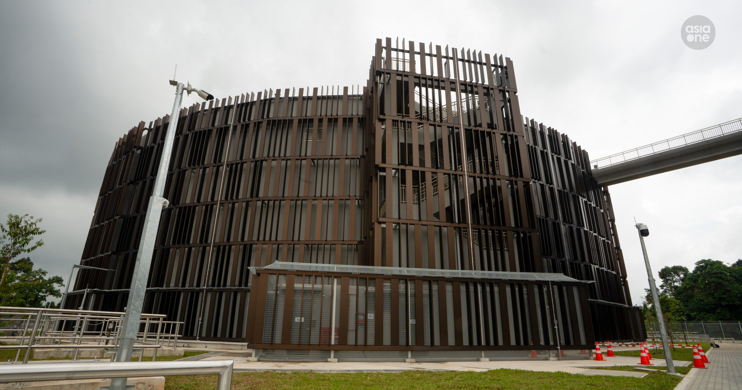The installation of dark brown aluminium facade fins on the tanks enable Tengah Service Reservoir to blend more naturally with the surrounding environment.