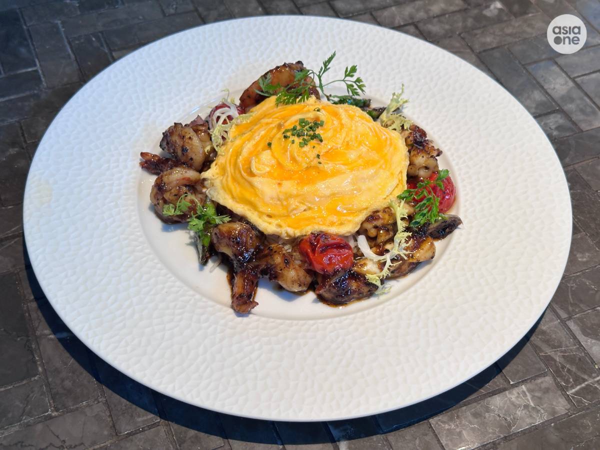 Kicap manis lovers will enjoy chef Inderpal's Seafood Black Pepper Masak Kicap. PHOTO: AsiaOne/Melissa Teo