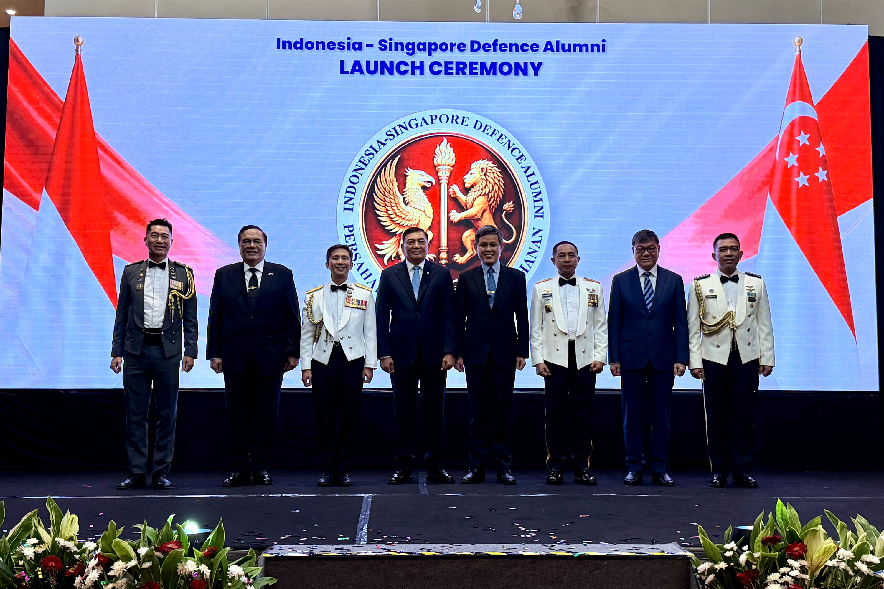 Minister for Defence Chan Chun Sing and Indonesian Defence Minister General (Hon)(Rtd) Sjafrie Sjamsoeddin at the launch of the Indonesia–Singapore (INDOSIN) Defence Alumni Initiative alongside Singapore Chief of Defence Force Vice Admiral (VADM) Aaron Beng and Indonesia Chief of Defence Force General (GEN) Agus Subiyanto.