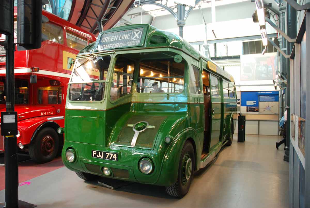 Музей транспорта в Лондоне. Музей транспорта в Лондоне на улице. London transport Museum фото. Primastar автобус (x83).