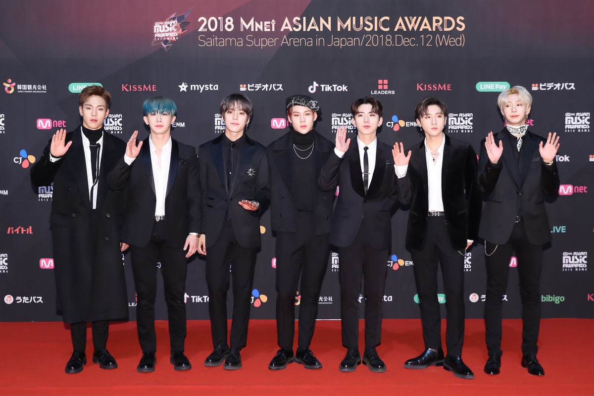 BTS's Jungkook Stuns with Blue Hair at 2018 MAMA in Hong Kong - wide 2