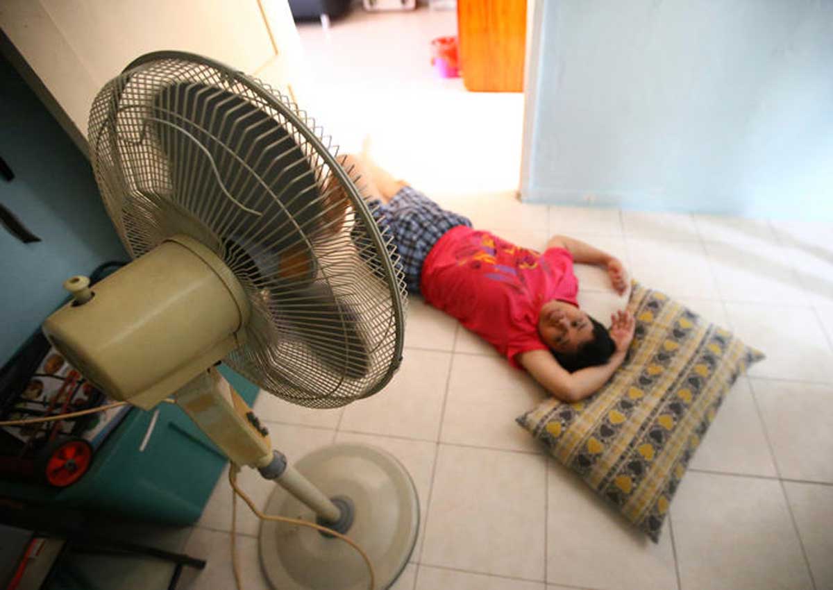 Couple sleep on bare floor to keep cool, Singapore News AsiaOne