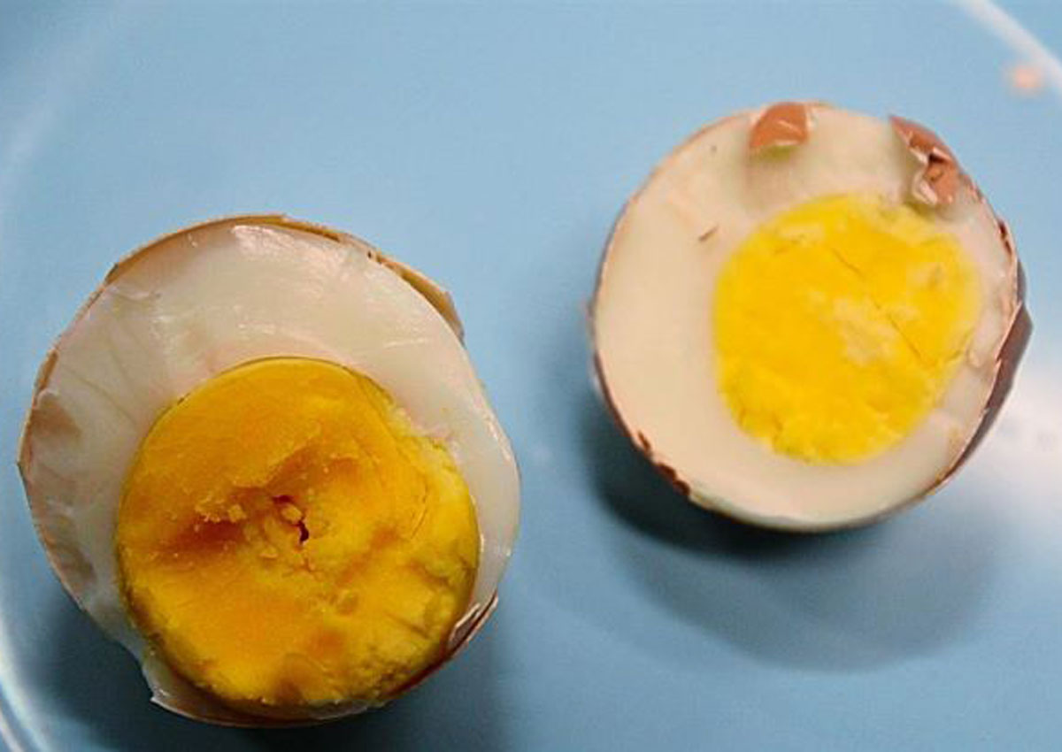 Как отличить искусственные. Китайские яйца искусственные. Искусственные куриные яйца. Фальшивые яйца.