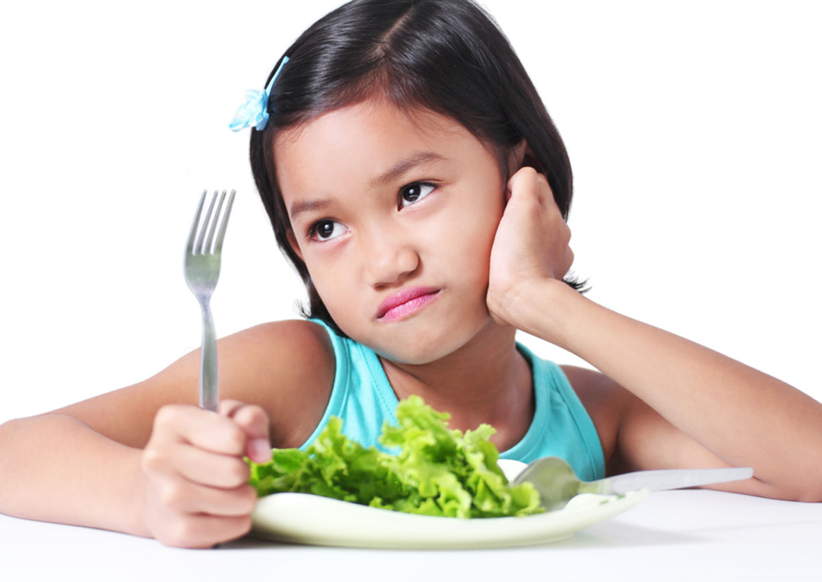 Если хотите стать сильными дети ешьте. Невкусная еда. Ребенок ест салат. Ребенку невкусно. Ребенок не хочет есть овощи.