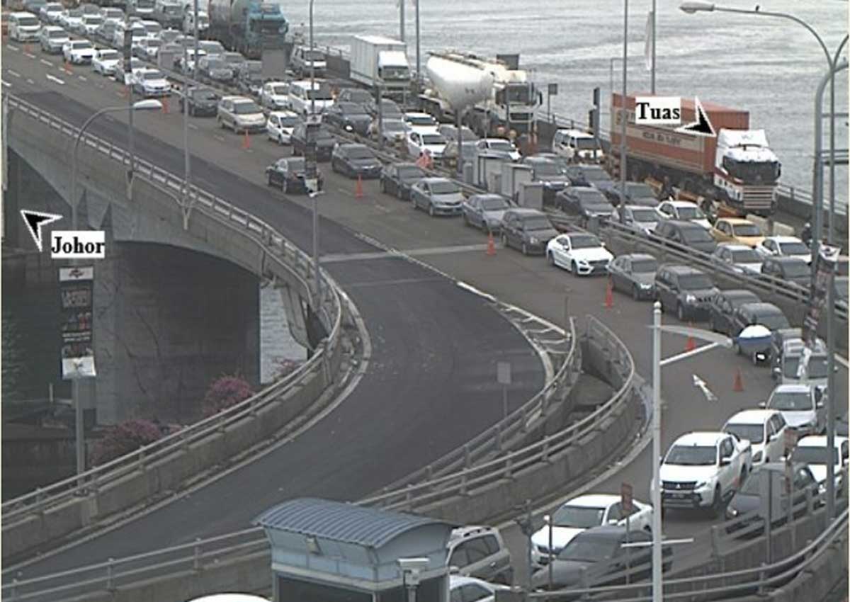Massive Jam At Tuas Checkpoint After Two Canopies Collapse 