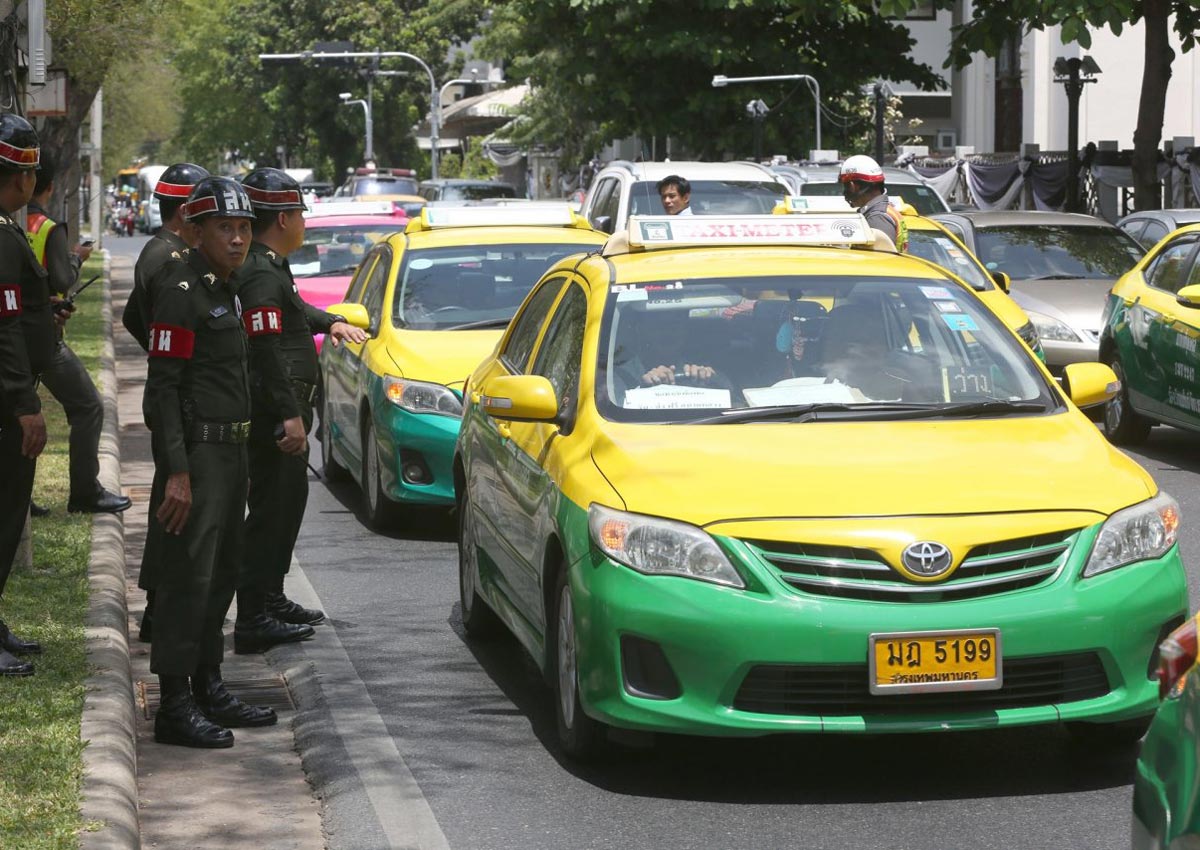 Такси тайцы. Тайское такси. Такси в Тайланде. Машины в Тайланде. Таксист Тайланд.