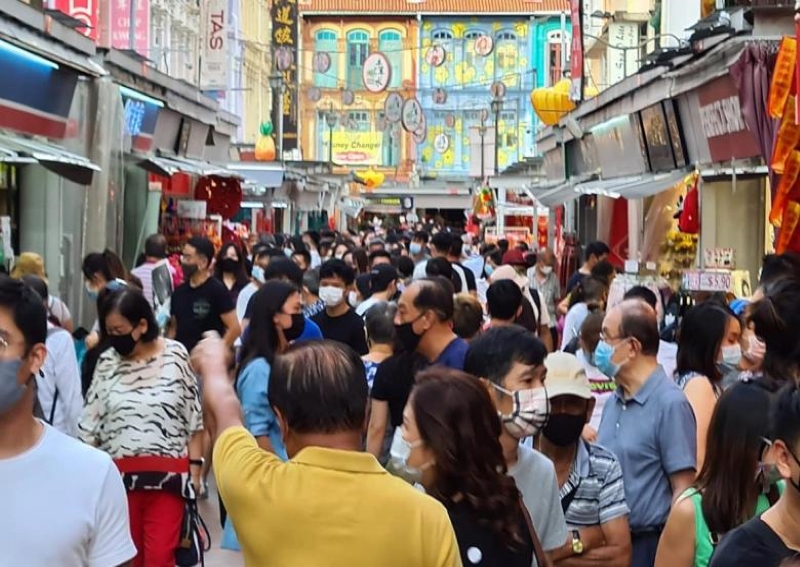 Describe a busy shopping mall Describe a busy shopping mall image