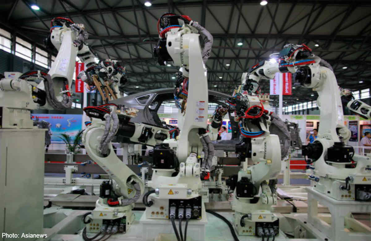 Robot show. Выставка роботов. Промышленный робот шоу. Китай шагающий робот. World Expo робот администратор.