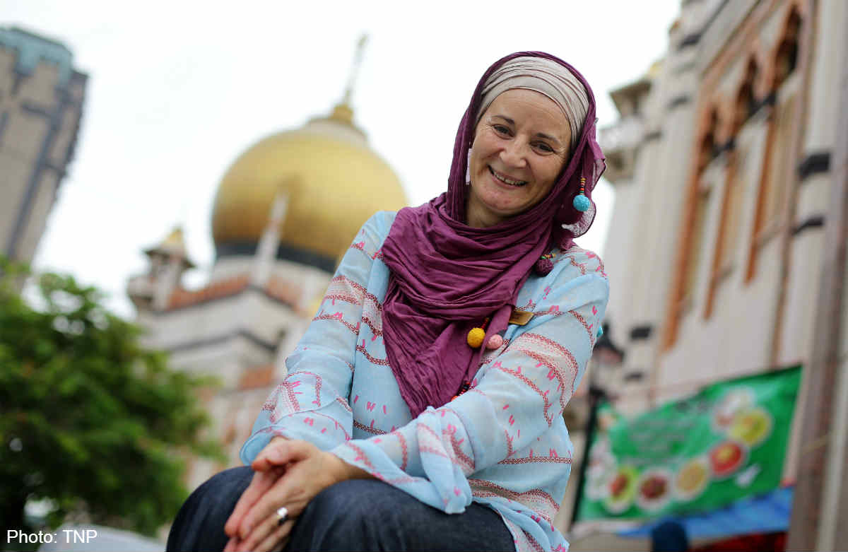 Orang Puteh Malay For White Person Stands Out As Sultan Mosque Guide Singapore News Asiaone