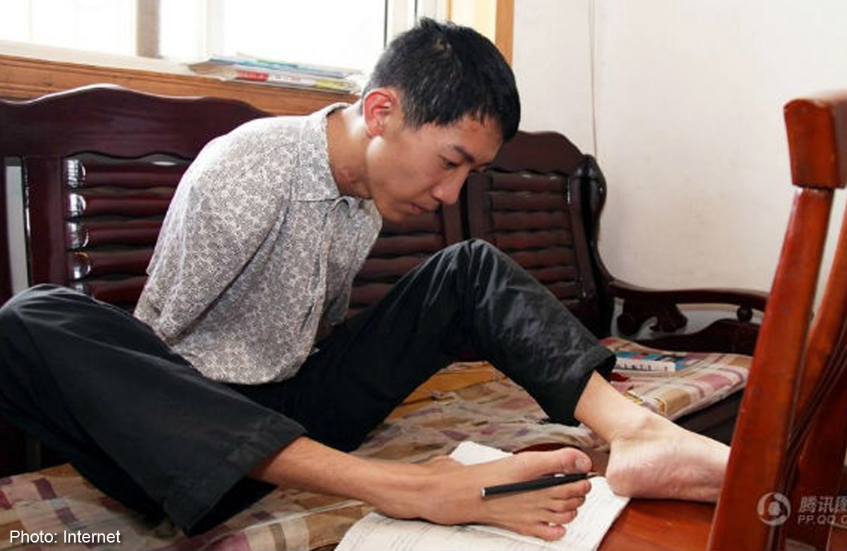 люди пишут ногами