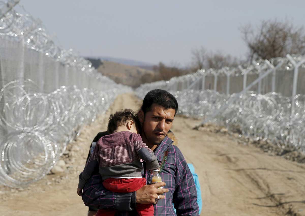 Migrants try to storm GreeceMacedonia border fence, World News AsiaOne
