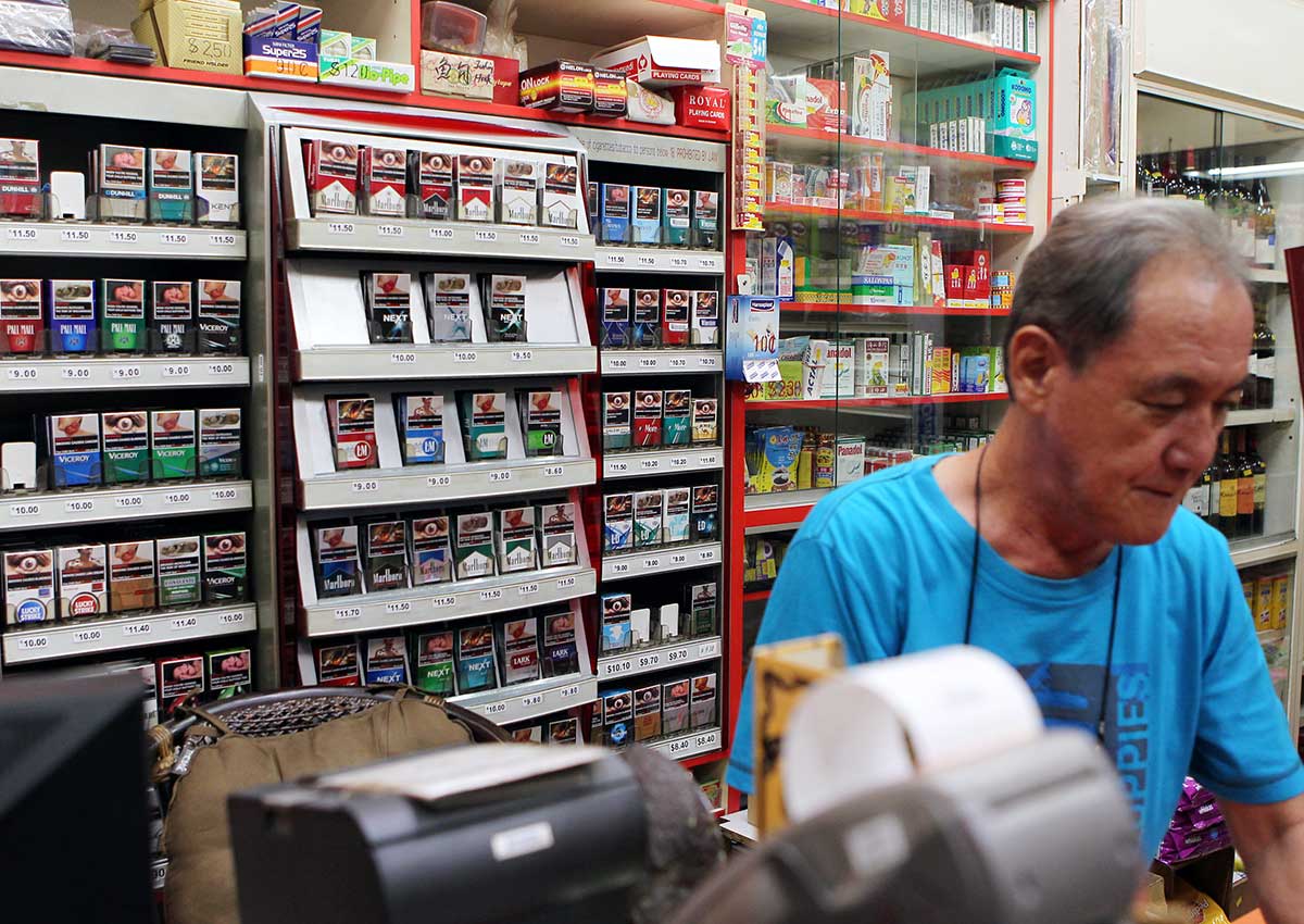 Маркетинг табак. Продавец это войн. Сингапурские сигареты. Инел дисплей табачная.