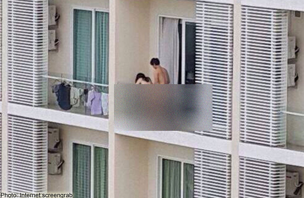 Секс на балконе шикарного дома